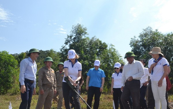 ជួយឧបត្ថម្ភជនរងគ្រោះដោយគ្រាប់បែកមីននៅខេត្ត Quang Binh និង Binh Dinh ឆ្លើយតបនឹងជំងឺរាតត្បាតសកល Covid-19