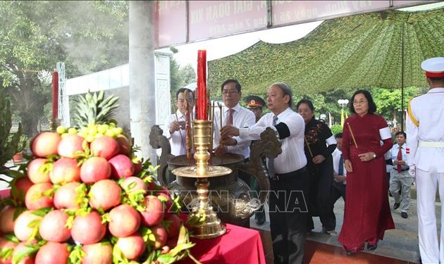 ខេត្ត Tay Ninh ប្រារព្ធពិធីរំលឹកវិញ្ញាណក្ខន្ធនិងបញ្ចុះអដ្ឋិធាតុកងទ័ពស្ម័គ្រចិត្តវៀតណាមចំនួន១៤៩នាក់