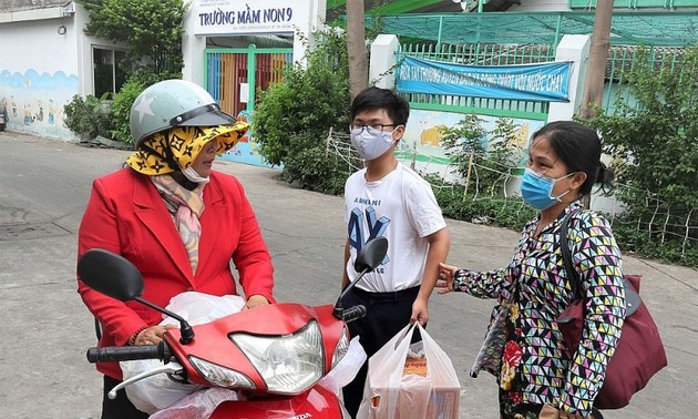 ប្រគល់ជំនួយឧបត្ថម្ភជាង៧០០០កញ្ចប់ជូនកុមារដែលមានជីវភាពរស់នៅលំបាក