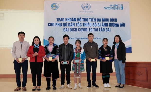 UN Women ជួយឧត្ថម្ភទឹកប្រាក់ប្រមាណ ១,៤ ពាន់លាន​ដុង​សម្រាប់​ក្រុមគ្រួសារ​ក្រីក្រចំនួន ៦០០ គ្រួនៅ ខេត្ត Lao Cai