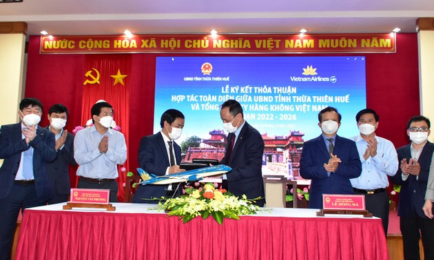 ខេត្ត​ Thua Thien Hue និង Vietnam Airlines ​ចុះហត្ថលេខាលើកិច្ចព្រមព្រៀងសហប្រតិបត្តិការ ដើម្បីផ្សព្វផ្សាយផលិតផល និងគោលដៅទេសចរណ៍