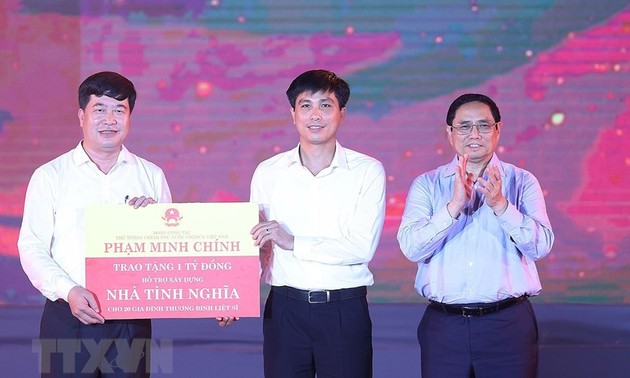 លោកនាយករដ្ឋមន្ត្រី Pham Minh Chinh អញ្ជើញចូលរួមកម្មវិធីសិល្បៈ “បទចម្រៀងវីរៈភាពស្ថិតស្ថេរជាអមតៈ”