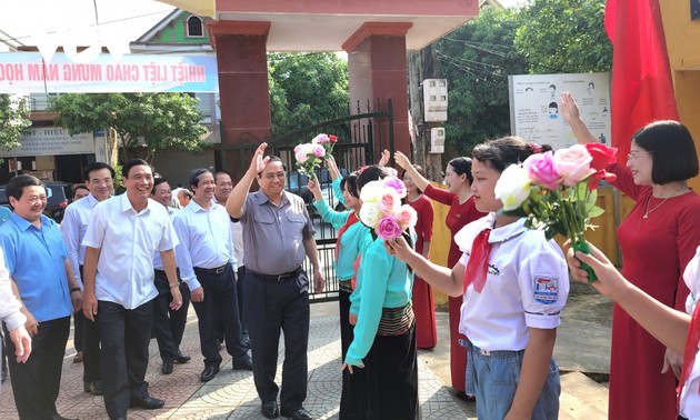 នាយករដ្ឋមន្ត្រីវៀតណាមលោក Pham Minh Chinh អញ្ជើញទៅទស្សនា​សាលា បឋ​ម​សិក្សា​ទីរួមស្រុក Yen Lap ខេត្ត Phu Tho