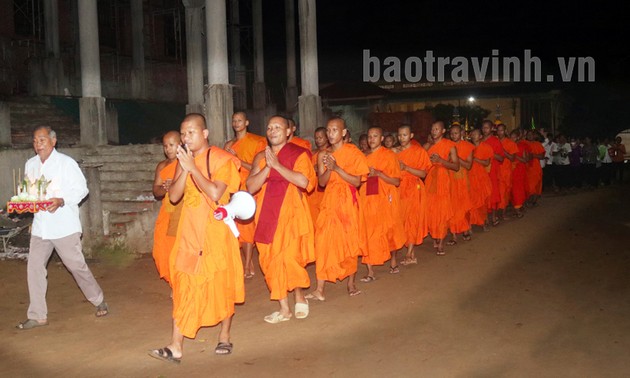 ជនរួម​ជាតិ​​ខ្មែរ​នៅ​ខេត្ត​ត្រាវិញ ​រក្សា​សម្រស់​ប្រពៃណី​​ក្នុង​រដូវ​បុណ្យ សែន​ដូនតា