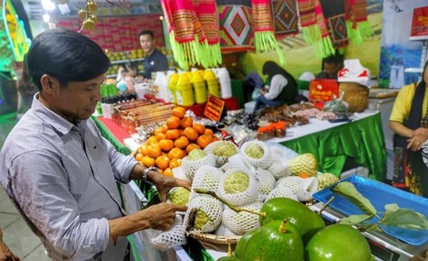 ទីធ្លាដើរថ្មើរជើងជុំវិញបឹង Hoan Kiem ពោរពេញពណ៌ស្រស់ឆើតឆាយនៃបណ្តាជនជាតិភាគតិច Son La - ភូមិភាគពាយ័ព្យ