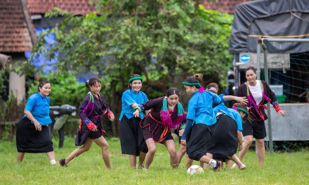 ទស្សនាប្រជុំផ្សារ Ha Lau មើលស្ត្រីស្លៀកសំពត់លេងបាល់ទាត់ 