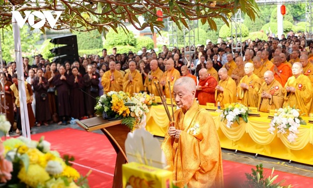 ពុទ្ធបរិស័ទរាប់ម៉ឺននាក់ទូទាំងប្រទេសបង្សុកូលឧទ្ទិសកុសលតបស្នងសង់គុណវីរយុទ្ធជនពលីនៅ Dien Bien