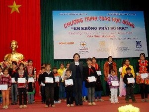 Phó Chủ tịch nước Nguyễn Thị Doan trao học bổng cho trẻ em nghèo tại Hà Giang