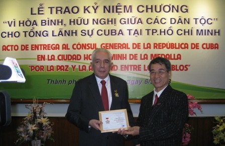 Trao kỷ niệm chương cho Tổng lãnh sự Cuba