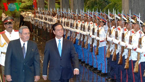 Thủ tướng Nguyễn Tấn Dũng hội đàm với Chủ tịch Hội đồng Nhà nước và Hội đồng Bộ trưởng Cuba Raul Cas