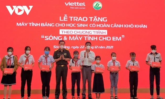 Trao 12.785 máy tính bảng cho học sinh nghèo, có hoàn cảnh khăn ở tỉnh Sóc Trăng