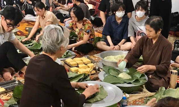 Hà Nội: Bánh chưng tình thương lan tỏa yêu thương đến đồng bào vùng lũ