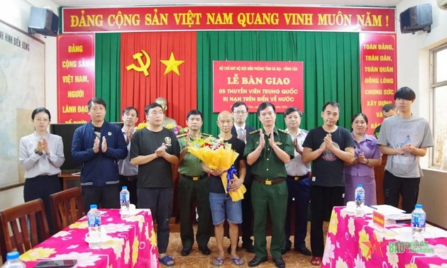 Bàn giao 5 thuyền viên người Trung Quốc bị nạn trên biển về nước