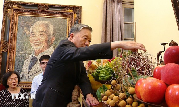 Líder político homenajea a Vo Nguyen Giap y Van Tien Dung, generales con gran contribución a la reunificación nacional  