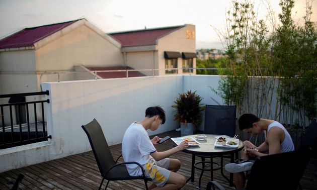 China looks to limit children to two hours a day on their phones