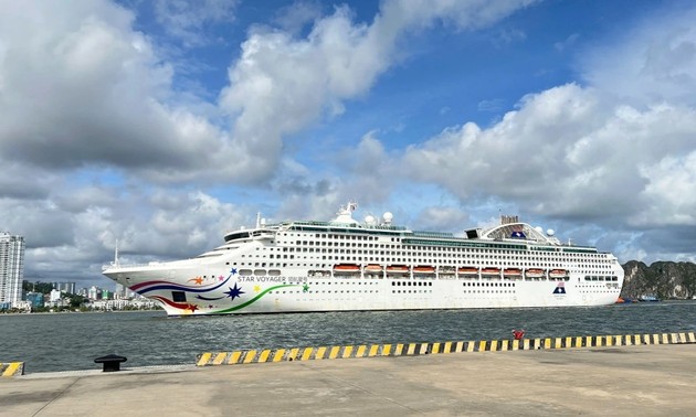 Cruise ship carries 1,200 tourists to Quang Ninh 