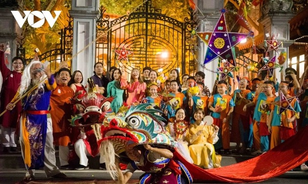 Vietnam’s Mid-Autumn celebration impresses foreign visitors
