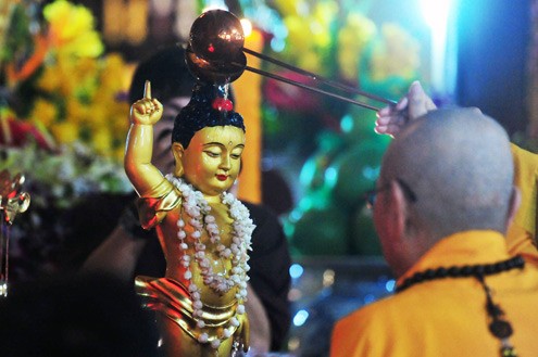 ภาพในมหาพิธีวันวิสาขบูชาพุทธศักราช๒๕๕๖ที่วัด Quán Sứ