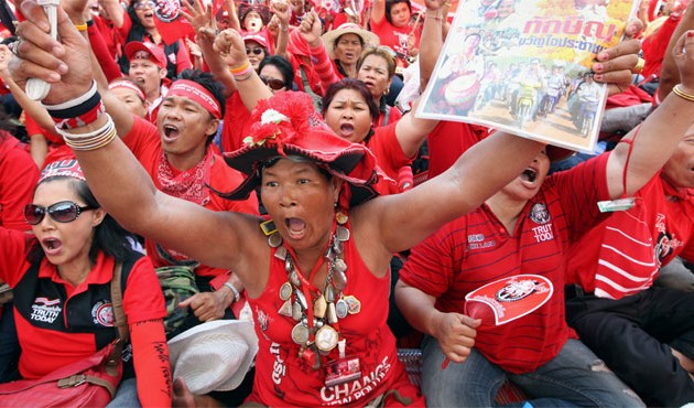 ตำรวจไทยเตรียมความพร้องรับมือกับการชุมนุมเดินขบวนประท้วงของกลุ่มคนเสื้อแดง