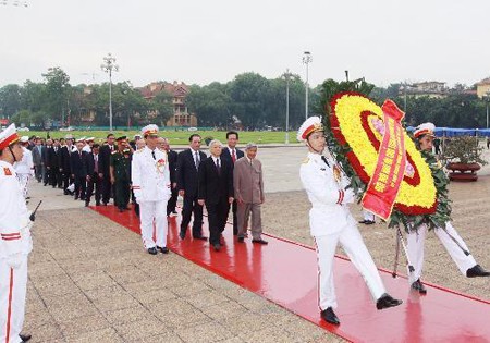 บรรดาผู้นำพรรคและรัฐเคารพศพประธานโฮจิมินห์ในโอกาสรำลึกครบรอบ๖๘ปีวันชาติเวียดนาม