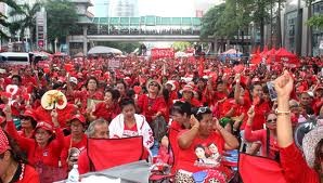 กลุ่มคนเสื้อแดงจัดการเดินขบวนสนับสนุนรัฐบาลไทย