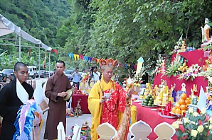 จัดพิธีสวดอภิธรรมให้แก่ทหารสละชีพเพื่อชาติ ณ จังหวัดแทงฮว้า  