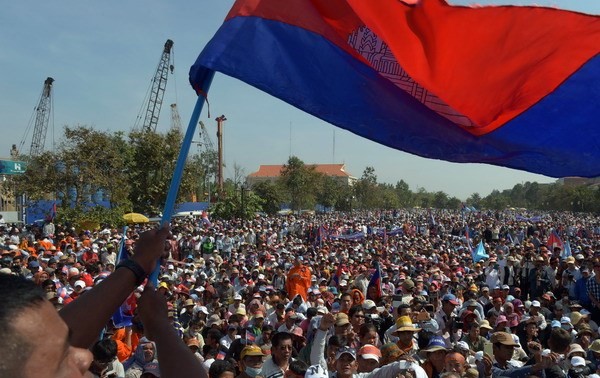 รัฐบาลกัมพูชากล่าวหาฝ่ายค้านละเมิดรัฐธรรมนูญ