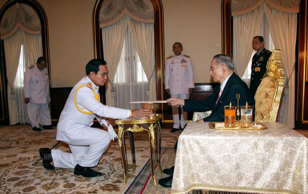 พระบาทสมเด็จพระเจ้าอยู่หัวทรงลงพระปรมาภิไธยรัฐธรรมนูญฉบับชั่วคราว