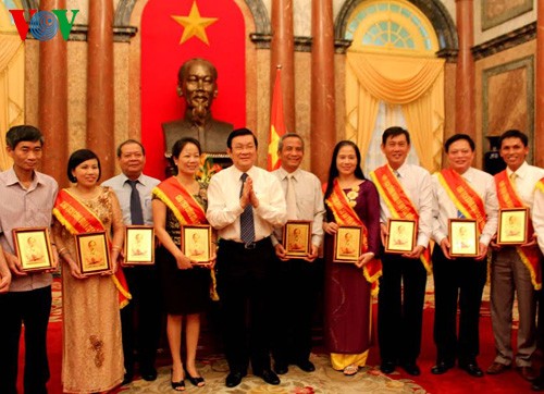 ประธานประเทศเจืองเติ๊นซางมีการพบปะกับผู้นำสหภาพแรงงานสาขาดีเด่น