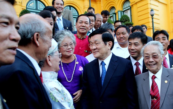 พรรคและรัฐให้ความสนใจและสนับสนุนการพัฒนาหมู่บ้านศิลปาชีพ