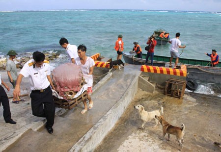 มอบสิ่งของที่จำเป็นสำหรับตรุษเต๊ตให้แก่เจ้าหน้าที่และทหารบนเกาะเจื่องซาตะวันออก  