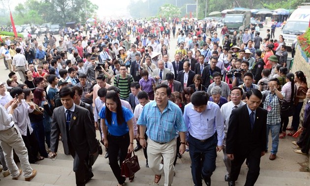 คณะผู้แทนของชาวเวียดนามที่อาศัยในต่างประเทศจุดธูปที่วิหารหุ่ง 