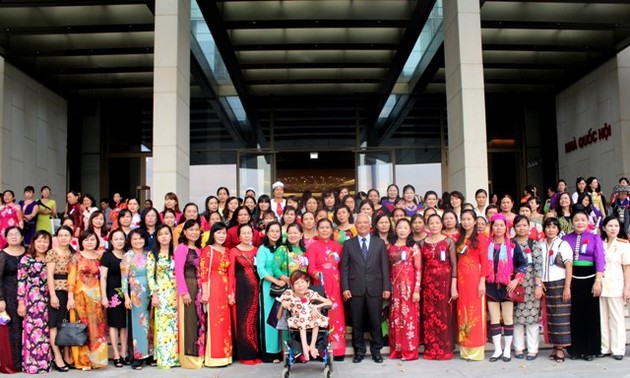 การพบปะกับคณะผู้แทนที่เข้าร่วมการประชุมสมัชชาใหญ่การแข่งขันรักชาติ