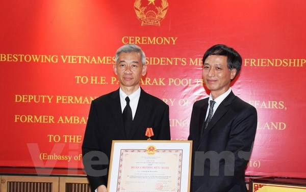 มอบเหรียญอิสริยาภรณ์มิตรภาพให้แก่อดีตเอกอัครราชทูตไทยประจำเวียดนาม