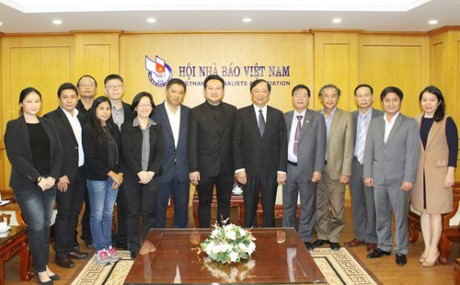 รองนายกสมาคมนักข่าวเวียดนามให้การต้อนรับคณะผู้แทนของสมาคมนักข่าวนักหนังสือพิมพ์แห่งประเทศไทย