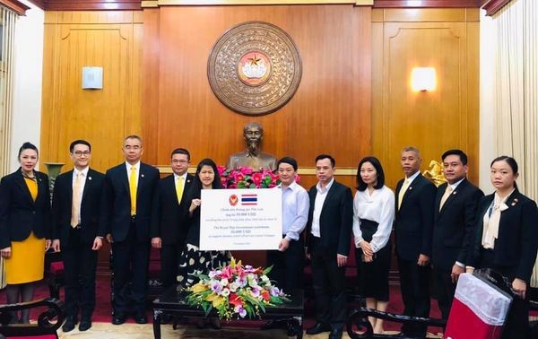 รัฐบาลไทยมอบเงินช่วยเหลือประชาชนที่ประสบอุทกภัยในภาคกลางเวียดนาม 