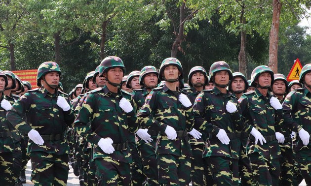 กองทัพกัมพูชาและลาวฝึกขบวนพาเหรดที่จังหวัดบิ่งเยือง