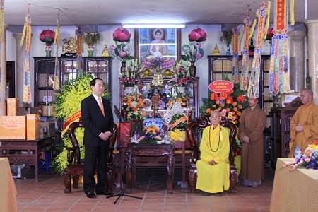 President visits Vietnam Buddhist Sangha Supreme Patriarch