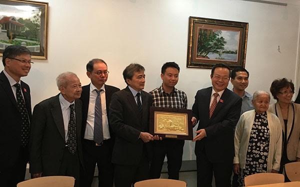 NA Vice Chairman meets overseas Vietnamese in France