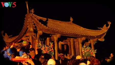  Visiting a pagoda embraces the beauty of Vietnamese tradition