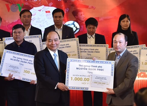 Prime Minister Nguyen Xuan Phuc presents gifts to disadvantaged districts