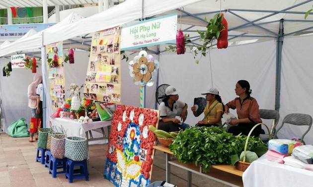 Recycle waste for money in Ha Long Bay