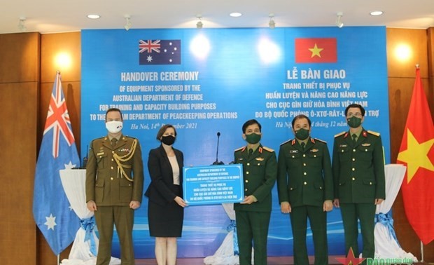 Australia donates peacekeeper training equipment to Vietnam