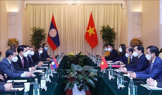 Vietnamese, Lao foreign ministers co-chair 8th political consultation