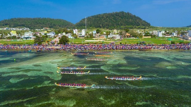 Tu Linh boat racing festival in Ly Son features national ritual, culture