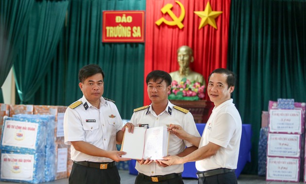 Special books presented to Truong Sa island, DK1 Platform