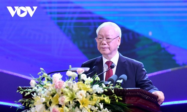 Party leader urges Vietnamese artists to further contribute to national development