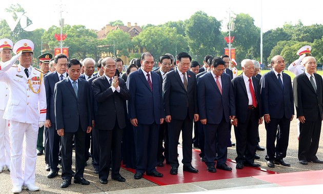 Party, State leaders commemorate war martyrs, President Ho Chi Minh