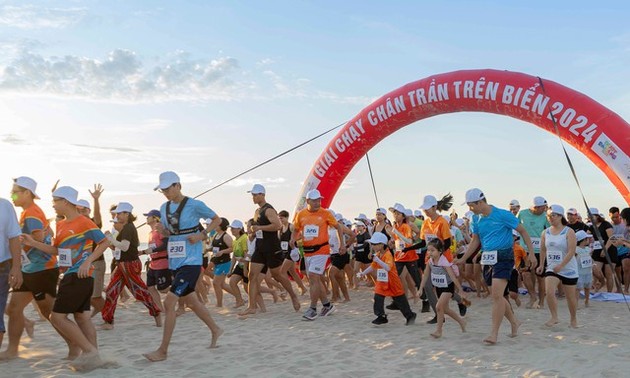 Nearly 1,000 joggers boost Da Nang beach tourism