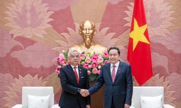 NA Chairman Tran Thanh Man receives Lao National Assembly Vice Chairman